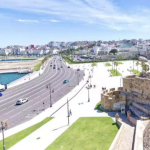 Dans le cadre de la Coupe d’Afrique des Nations (CAN) 2025, Tanger se présente comme une destination de choix pour les visiteurs et passionnés de football. Grâce à son stade moderne, son aéroport international, ses hébergements variés et son ambiance cosmopolite, la ville offre une expérience à la fois sportive, culturelle et balnéaire. Que ce soit pour vivre l’intensité des matchs ou découvrir un Maroc ouvert sur le monde, Tanger promet un séjour inoubliable.